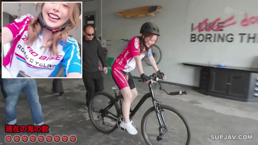 全景 · 多人 · 笑容 · 运动服 · 自行车 · 运动 · 隧道 · 骑行