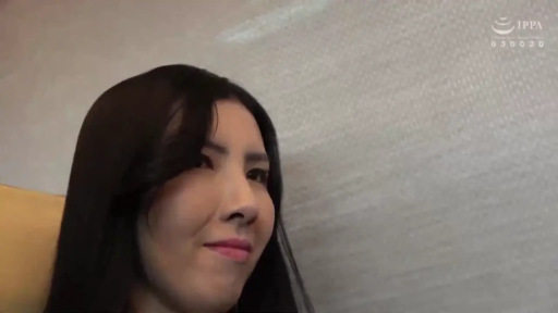 室内 · 脸部 · 平静 · 注视 · 便装 · 侧头