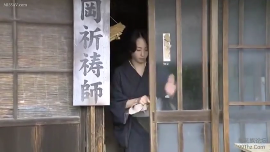 站立 · 开门 · 平静 · 熟女 · 和服 · 日式民宅 · 招牌