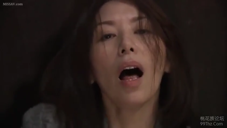 室内 · 陶醉 · 面部特写 · 仰头 · 呻吟 · 便装