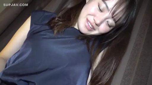 室内 · 仰卧 · 静止 · 脸部大特写 · 视频水印 · 深色无袖衫 · 幸福感