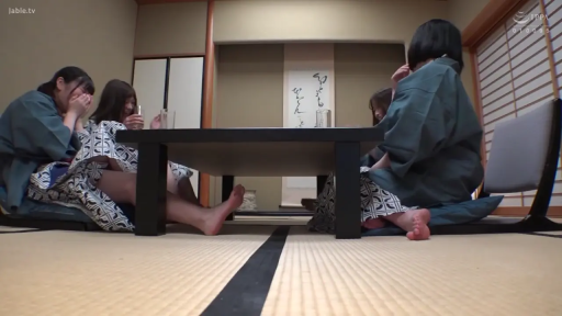 坐姿 · 和室 · 聊天 · 多人 · 笑容 · 浴衣 · 矮桌 · 美腿