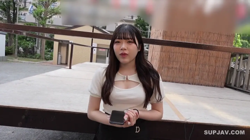 中景 · 户外 · 正面站立 · 镂空上衣