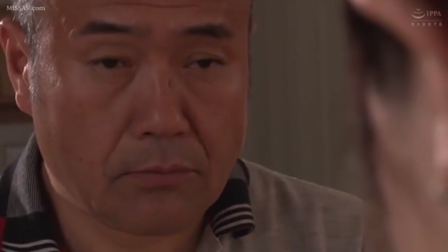 室内 · 严肃 · 脸部特写 · 凝视 · 正面 · 大叔 · Polo衫