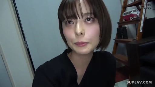 脸部 · 卧室 · 微笑 · 正坐 · 注视 · 短发 · 模型车 · 黑色上装