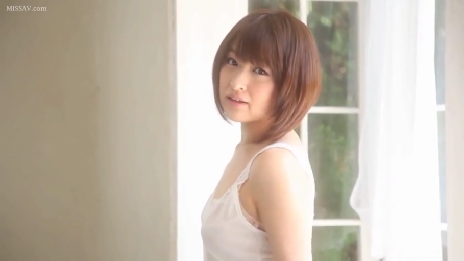 室内 · 白いタンクトップ · 上半身特写 · 注视镜头 · ショートヘア · 侧身回头 · 清纯表情