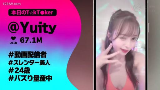 室内 · 比基尼 · 中景 · 俏皮 · 手机界面 · 手势摆拍 · 直播诱惑 · 网红自拍