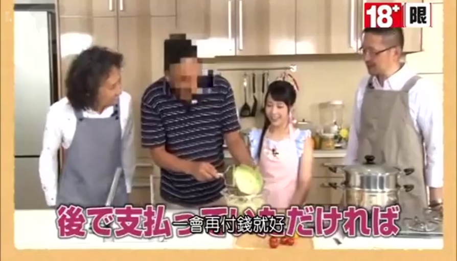 站立 · 中景 · 厨房 · 围裙