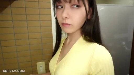 臉部特寫 · 厨房 · 高冷 · 侧向站立 · 生活化 · 墙面插座 · 注视侧方 · 黄色V领针织衫