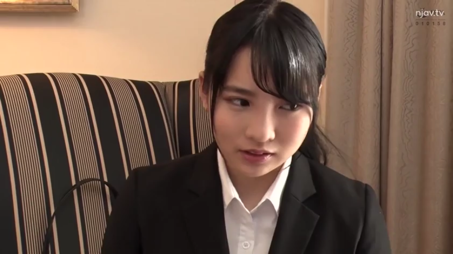 室内 · 坐姿 · 摆拍 · 诱惑 · 连衣裙 · 腿部特写 · 吊灯 · 低角度仰拍