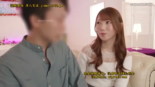 室内 · 中景 · 平静 · 沙发 · 并排坐 · 白色蕾丝上衣 · 对视