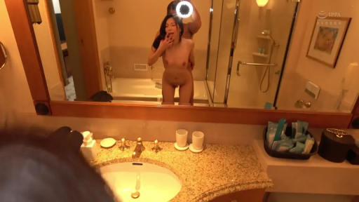 全身 · 镜前拍摄 · 全裸 · 浴室 · 站姿 · 欢愉 · 镜子反射 · 盥洗用品