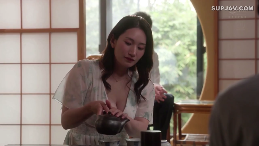 坐姿 · 胸部 · 和室 · 熟女 · 沉静 · 茶具 · 倒茶 · 碎花低胸裙