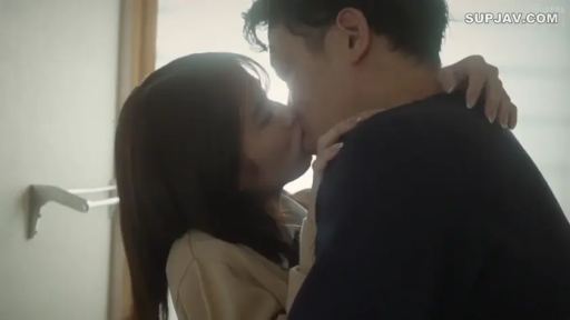 投入 · 抱擁 · 顔のクローズアップ · 接吻 · 窗边 · 情侣 · 米色开衫