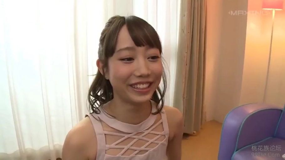 室内 · 坐姿 · 半身 · 粉色镂空上衣