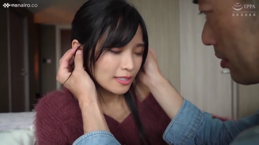 Indoor · 面部特写 · 抚摸 · Video screenshot · 对坐 · Red sweater · 柔和