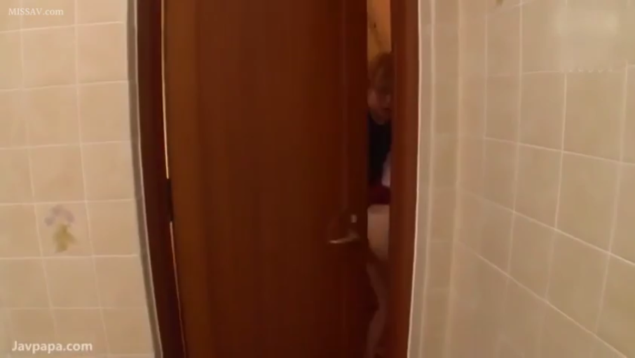 浴室 · 全景 · 深色上衣