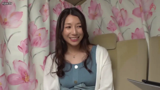 室内 · 坐姿 · 交谈 · 半身特写 · 休闲装 · 笑容 · 访谈