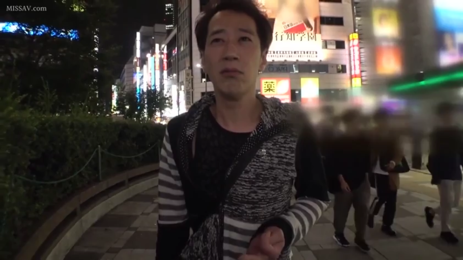 站立 · 中景 · 自然 · 条纹休闲外套 · 闹市区街道 · 街头寻人