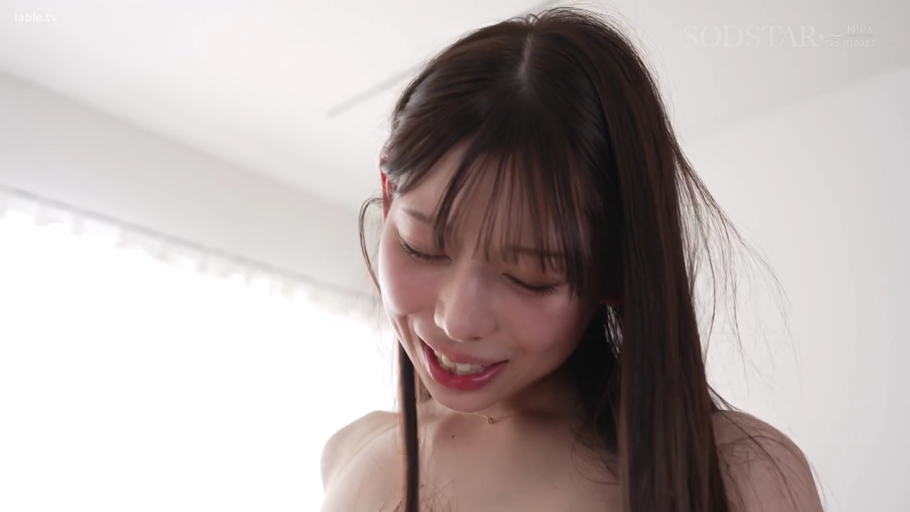 室内 · 脸部 · 低头 · 愉悦 · 微笑 · 项链 · 长发 · 裸露