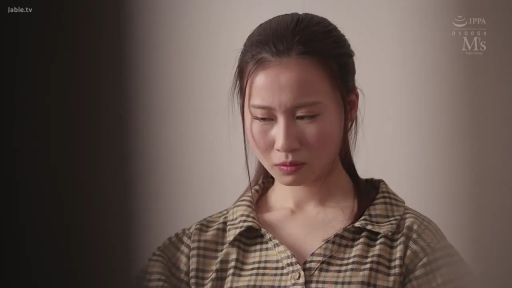 格子衬衫 · 室内 · 忧郁 · 单人 · 站立 · 中景 · 低头垂目