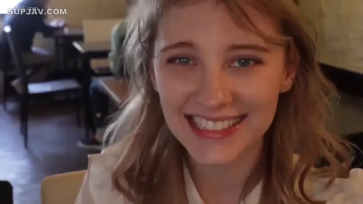 座り姿勢 · 顔 · 甘美 · 微笑 · 白い上着 · 餐厅 · 生活照 · 桌椅