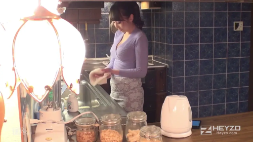 专注 · 中景 · 居家 · 厨房 · 毛巾 · 侧身站立 · 紫色低胸上衣 · 擦手