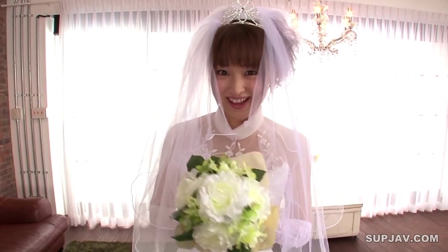 坐姿 · 胸部 · 卧室 · 巨乳 · 微笑 · 椅子 · 白上衣 · 掀衣露乳
