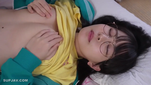 胸部 · 绿色外套 · 眼镜 · 闭眼 · 仰卧 · 床上 · 抚摸胸部 · 露点