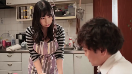 站立 · 中景 · 厨房 · 生气 · 厨房用具 · 居家剧情 · 条纹衫配围裙 · 对峙交流