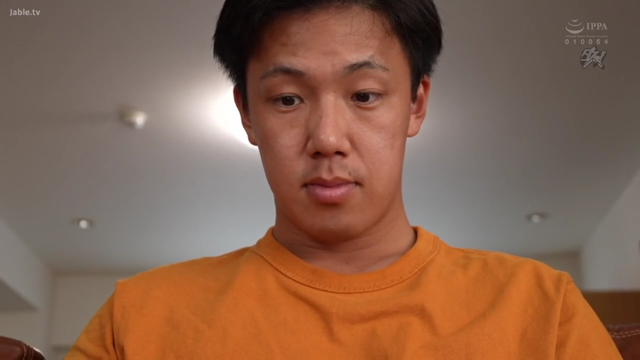 室内 · 专注 · 面部特写 · 凝视 · 正面坐姿 · 橙色T恤 · 亚洲男性