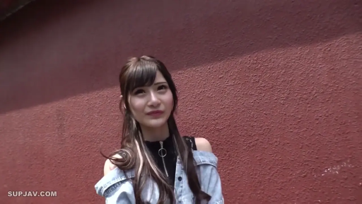 中景 · 站姿 · 微笑 · 注视 · 户外 · 长发 · 牛仔外套