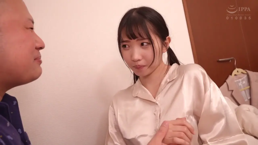 室内 · 坐姿 · 中景 · 剧情 · 害羞 · 衣架 · 牵手 · 丝质睡衣