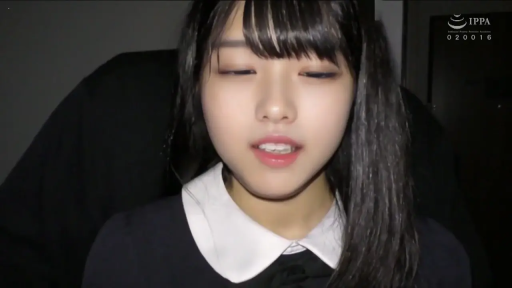 室内 · 坐姿 · 面部特写 · 黑色制服