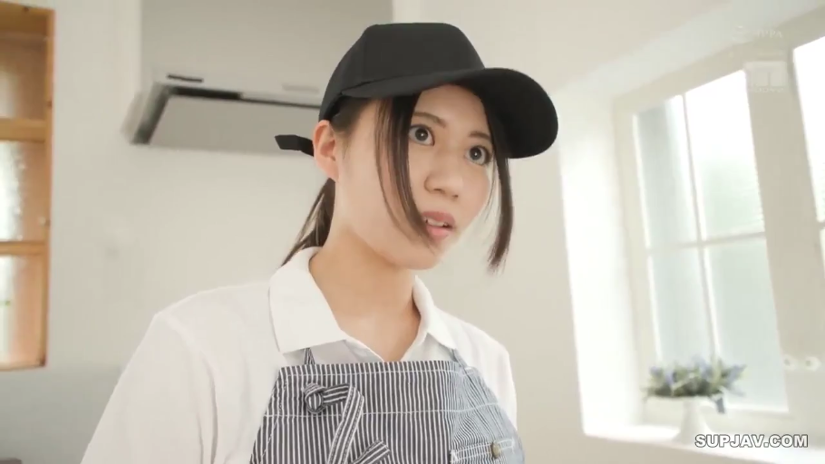 臉部特寫 · 站立 · 注視 · 厨房 · 惊讶 · 圍裙