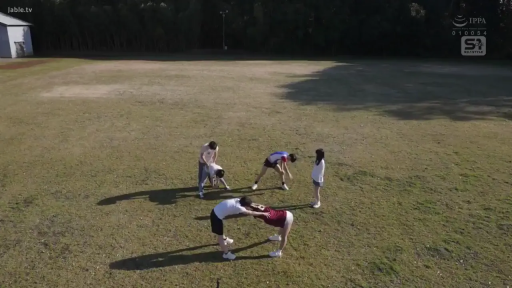 弯腰 · 远景 · 运动服 · 户外草地 · 多人活动