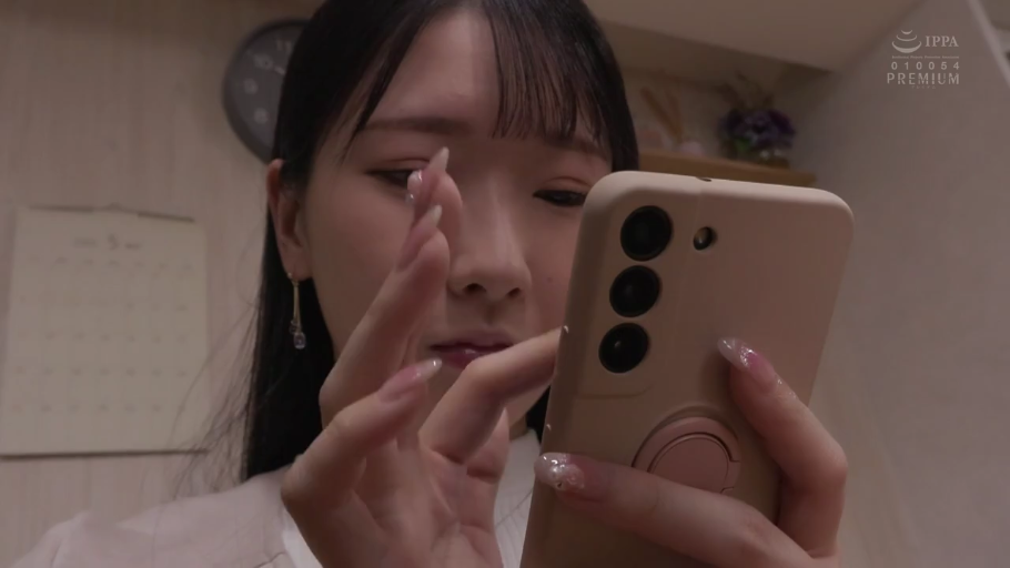 室内 · 面部 · 专注 · 手机 · 白衣 · 美甲 · 持机 · 刷手机