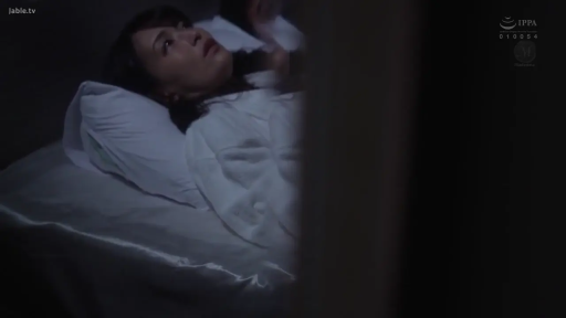 卧室 · 枕头 · 仰卧 · 特写 · 凝视 · 睡衣 · 恐惧