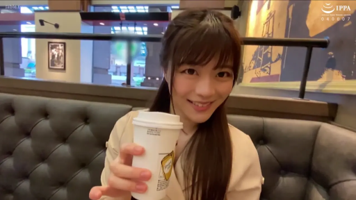 坐姿 · 微笑 · 第一人称视角 · 半身特写 · 咖啡杯 · 咖啡厅 · 手持咖啡杯 · 杏色长袖衬衫