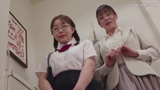 室内 · 眼镜 · 职业装 · 注视 · 双人 · 俯视 · 戏谑 · 低角度特写