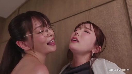 室内 · 眼镜 · 脸部特写 · 亲密 · 舔舐 · 吐舌 · 女女 · 配饰