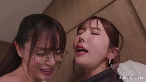 室内 · 迷离 · 面部特写 · 双人 · 亲密接触 · 黑框眼镜 · 礼服 · 贴面依偎