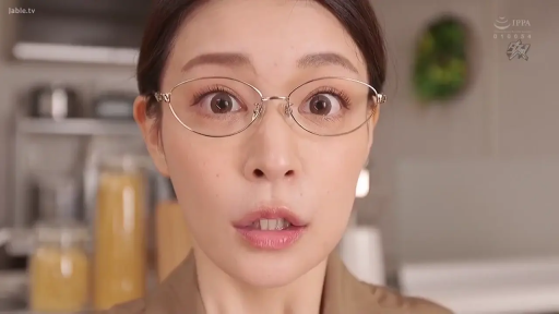 Face · Glasses · 特写 · Eye contact · Kitchen · Casual clothes · 惊讶 · 正面