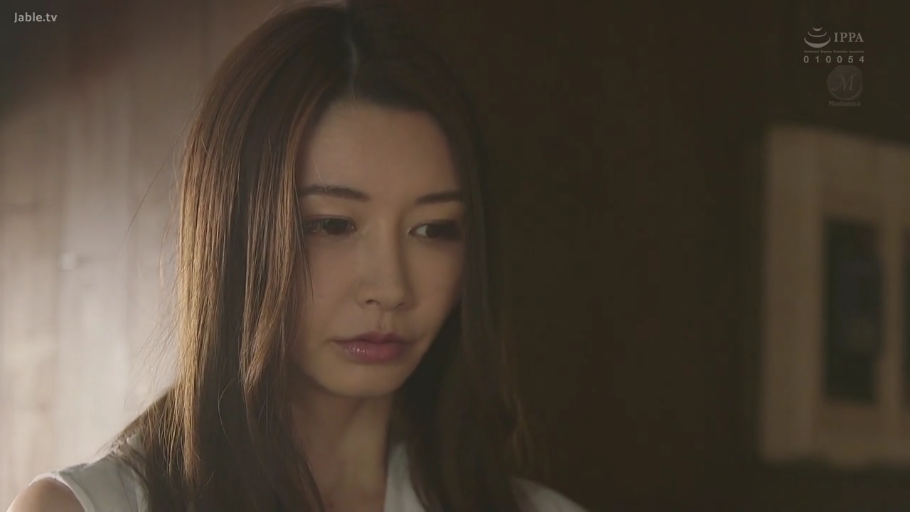 室内 · 忧郁 · 站姿 · 面部特写 · 凝视 · 长发 · 白色无袖上衣