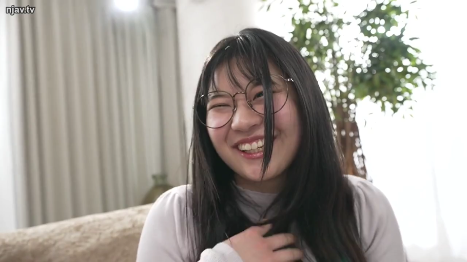 室内 · 坐姿 · 眼镜 · 微笑 · 面部特写 · 谈话 · 休闲服 · 日常