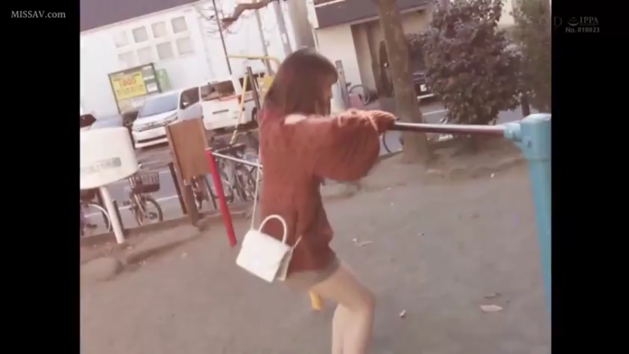 棕色宽松毛衣 · 户外公园