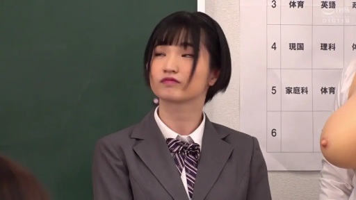 露乳 · 面部 · 校服 · 教室 · 站立 · 注视 · 黑板 · 冷漠