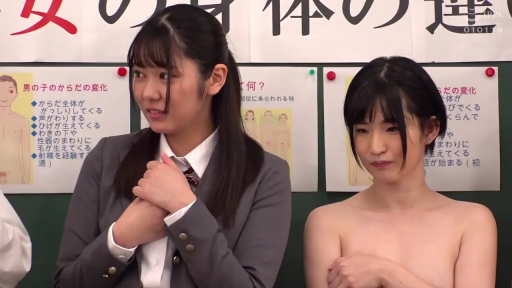 半裸 · 教室 · 站立 · 羞涩 · 中景 · 剧情 · 遮掩 · 海报