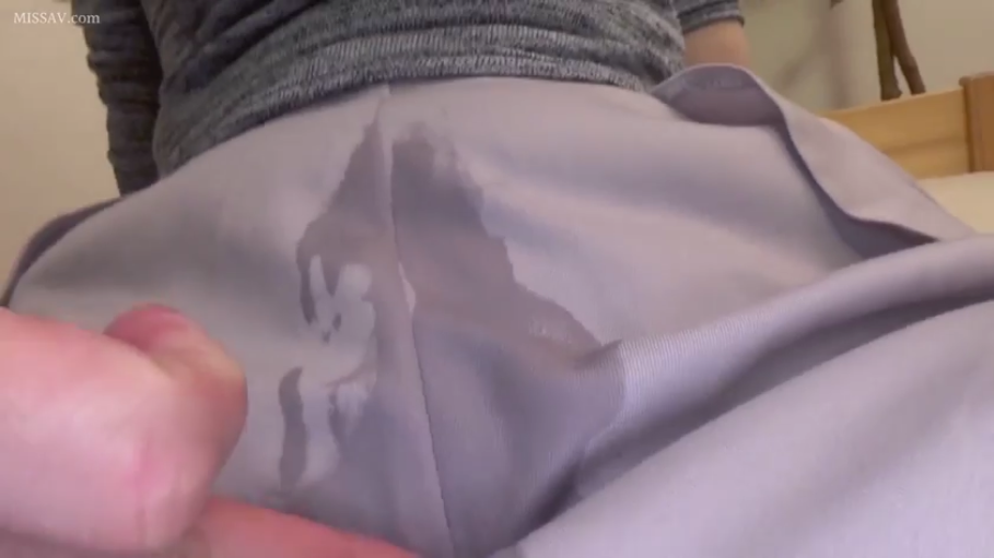 室内 · 坐姿 · 湿身 · 浅紫色裙子 · 裆部特写 · 尿裤子