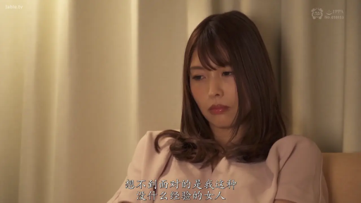 室内 · 坐姿 · 沉思 · 忧郁 · 脸部特写 · 中文字幕 · 粉色衬衫